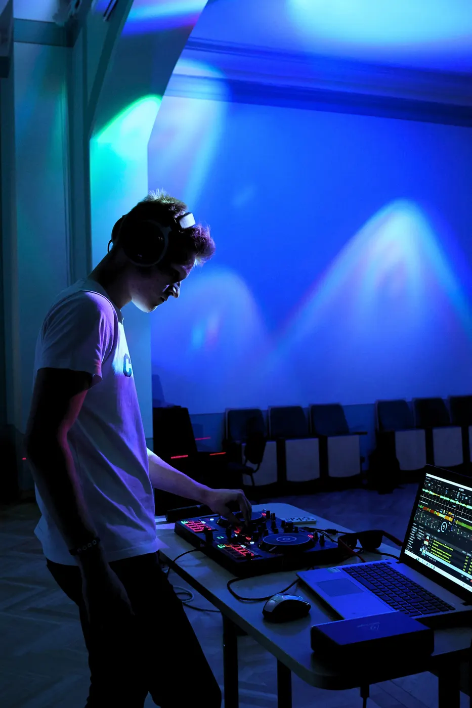 Lukas Goss DJing
