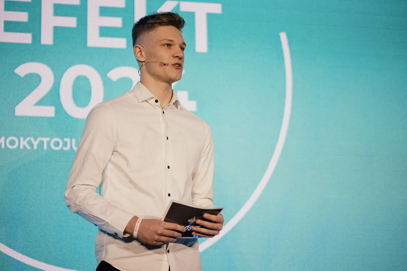 Lukas Goss speaking on stage at EFEKT 2024